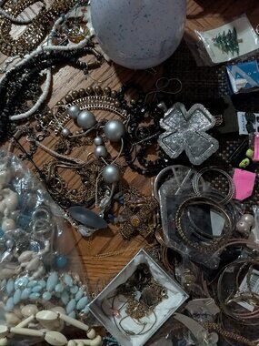 Tons of Jewelry, Star Wars Chap Lip Sticks, Keychains, NWT Earrings Read Discrip
